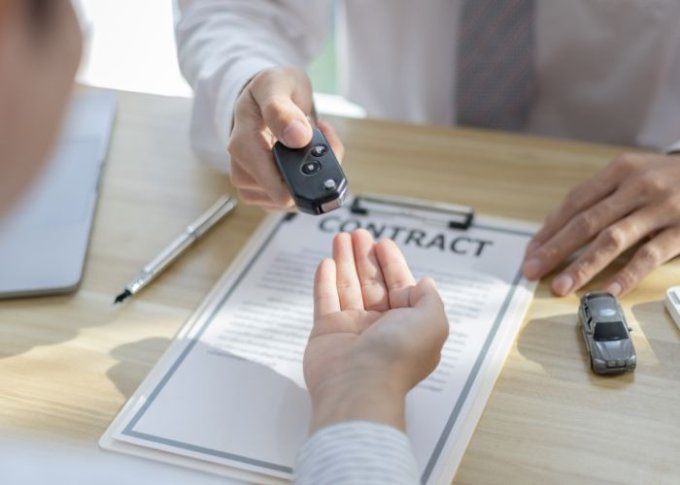 Przekazanie kluczyków do samochodu na leasing po omówieniu etapów umowy leasingowej